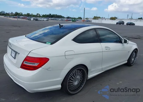 2012 Mercedes-Benz C 250 z USA, uszkodzony, nr VIN WDDGJ4HB6CF776732